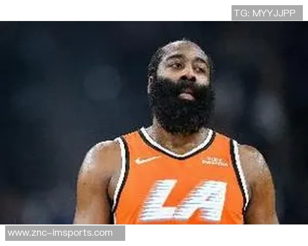 哈登缺席快船对阵太阳的比赛前夕现身母校观看篮球赛事引发热议